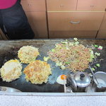Yoshida Okonomiyaki - 手前中 大盛りお好み焼 右 大盛り焼きそば