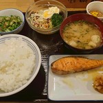 広島袋町食堂 - 鮭と納豆、オクラ、お味噌汁、サラダ