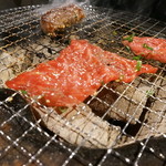 ホルモン焼もんもん - ロースはサッと炙るだけ！