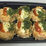成城石井 - 2017年4月。トマトモッツァレラチーズの鶏焼売499円。