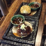 馬力家 - 奥がチーズハンバーグ
                                手前がハンバーグ