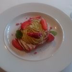 カーザ ヴィニタリア - ドルチェ：ナポリ風揚げシュー　苺とピスタチオのクリーム添え