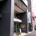 カーザ ヴィニタリア - 麻布通り沿い、大韓民国大使館の並び