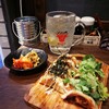 Akari - お通しはキムチとザーサイ。
                餃子は左が明太子マヨ、右はパクチー