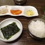 kankokukateiryourijammo - セットのおかず、韓国のり、ご飯、ドリンク