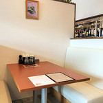 カレーコレクション ディースパイス - 店舗内観(テーブル席)