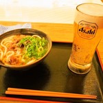 南海そば - 料理写真:肉うどん ＆ 生ビール