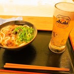 南海そば - 料理写真:肉うどん ＆ 生ビール