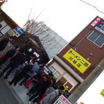 ラーメン二郎 - 開店前から大行列！