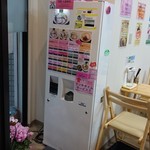 拉麺開花 - 入口入って左手の券売機で、食券をお買い求め下さい！
