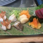 鮨処 はせ川 - お刺身盛り合わせ。毎度ツマも完食