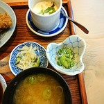 Tetsumura - 味噌汁、小鉢、漬物、茶碗蒸し。