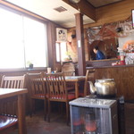 入船食堂 - 店内と調理中の大将