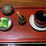 Sumiyaki Unagi Ozeki - 山椒は小袋入り。追加のタレ