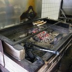 Sumiyaki Unagi Ozeki - 表の店先で焼いている