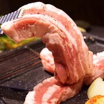 ハルバン - 料理写真:暑さ4センチの厚切り生サムギョプサル！