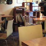 ENZO pasteria - 店内のテーブル席の風景です