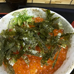 いくら家　丼 - 山葵醤油、刻み海苔をかけて