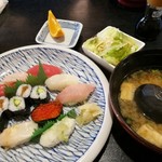 どん亭 - すし定食　並　860円　フルーツ、サラダ、味噌汁付き