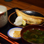 魚まみれ眞吉 - ホッケの塩焼定食＠税込800円：日本人で良かったぁ…的な風景（笑）