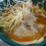 旭川ラーメン 三条軒 - 麺を引っ張り出し