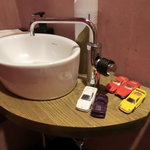 オーバーテイク - トイレの中のミニカー