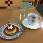 カフェ アレトロ - 自家製プリンとブレンドコーヒー。
            合計で税込430円。
            うまし。