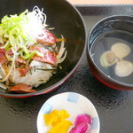 Oshoku Jidokoro Kisui - 黒毛和牛ステーキ丼￥918。期待していたよりお肉の質はずっと良かったです。しじみ汁とお漬物が付いています。