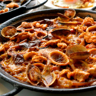 【ラ・ボデガ名古屋の看板メニュー】生うにの地中海パエリャ