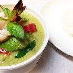 Green curry with shrimp and avocado