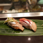 立食い寿司 根室花まる - しまあじ ¥259（右）黒瀬のぶり ¥194