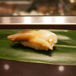 立食い寿司 根室花まる - 活北寄貝 ¥194