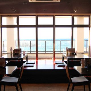 从露台席位，日式坐席可以一览白良滨美景。特别推荐夕阳!
