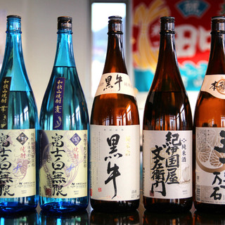 和歌山の美しい水で作られた地酒と料理に酔いしれる