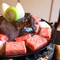 太田なわのれん - 真打ち・牛鍋が登場！ サイコロステーキのように切られた黒毛和牛の上に、江戸甘味噌が乗っかる！