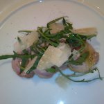 アユート - 赤鶏のｶﾞﾗﾝﾃｨｰﾅ、ﾊﾟﾙﾐｼﾞｬｰﾉﾁｰｽﾞとﾙｯｺﾗ添え