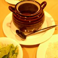 紅花別館 - 壺とライスとサラダ