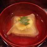 日本料理 百屋 - 竹の子とワカメのしんじょう。かつおだしが良く効いてます…