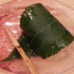日本料理 百屋 - 自家製桜餅　出来立てをいただきました。