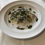 カーザ ヴィニタリア - 前菜：軽く炙ったトリ貝と山菜のインサラータ
