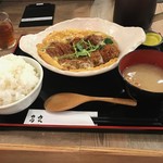 鳥良商店 - カツ煮定食890円。ガリガリしていてこれもまたオツ。