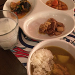 Bab-ul Hayat - ひよこ豆と牛煮込み、チキンカレー、パスタ入りライス、チキンレバーの煮込み、塩ヨーグルトドリンク