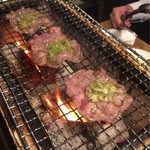 炉端 肉焼き処 猛伸 - ネギ塩牛タン