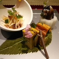 鉄板焼　銀明翠 銀座 - 前菜三種 わらびとトリ貝の和え物、山椒豆腐、鶏ささみの和え物