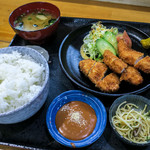 浜乃家 - 「ヒレカツ定食」（700円）。メインはモリモリのヒレカツ。小鉢にお漬物とお味噌汁。味もボリュームもバッチリ。