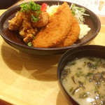 Tsukiji Shokudou Genchan Shinagawa Shizun Terasu Ten - 合い盛り定食
                        お味噌汁はアオサ