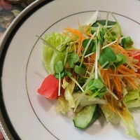 ステーキハウス キッチンリボン - みずみずしいサラダ！