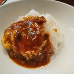 ステーキハウス キッチンリボン - デミグラスソースをライスに掛けて……♪