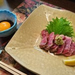 ステーキハウス キッチンリボン - たたきは卵黄を付けて頂きます♪