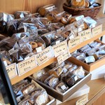 patisserie KOZU - 焼き菓子　店内